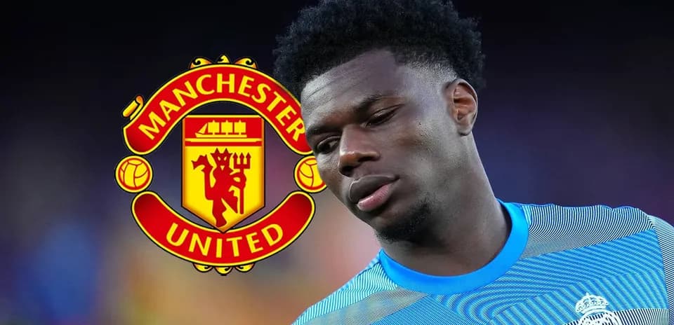 Futbolchi Manchester United logosi oldida