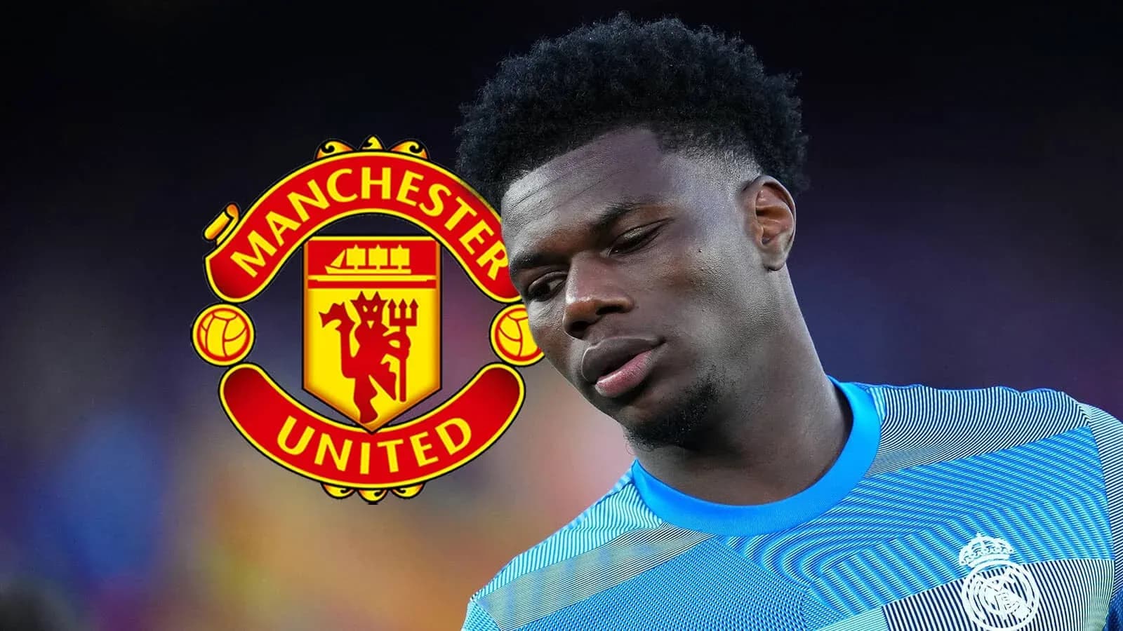 Futbolchi Manchester United logosi oldida