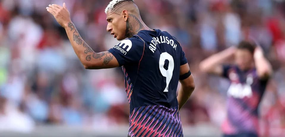 Futbolchi Richarlison o'yin davomida harakat qilmoqda
