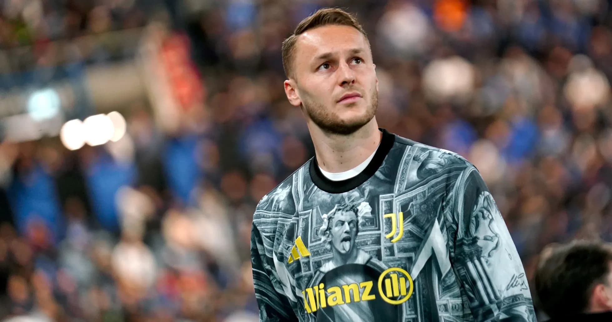 Goalkeeper wearing Juventus jersey before match