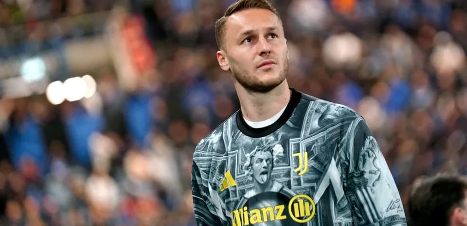 Goalkeeper wearing Juventus jersey before match