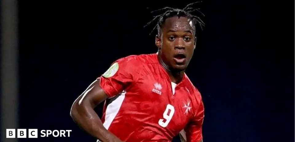 Futbolchi raqib bilan kurashayotgan holatda