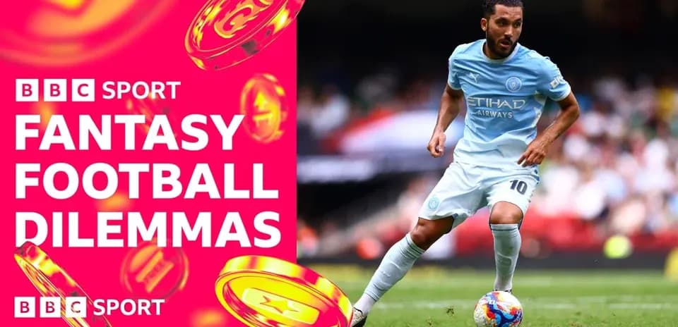 Futbolchi maydonda to'p bilan harakatda