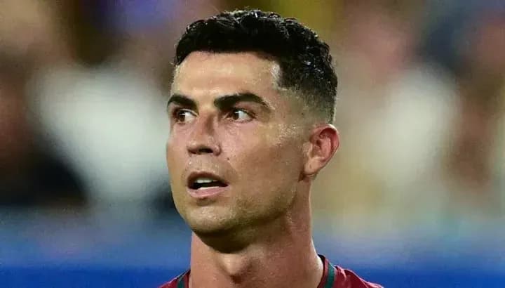 Futbolchi o'yinida jiddiy ko'rinishda