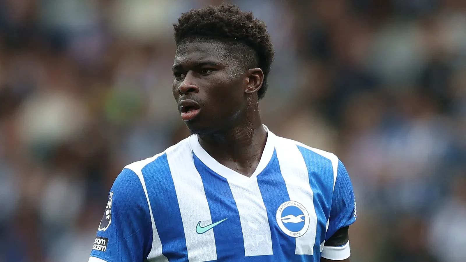 Futbolchi Brighton & Hove Albion formasida o'yinda