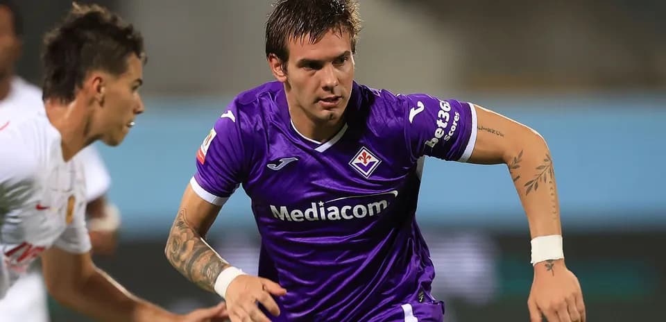 Fiorentina player sprinting during a match
