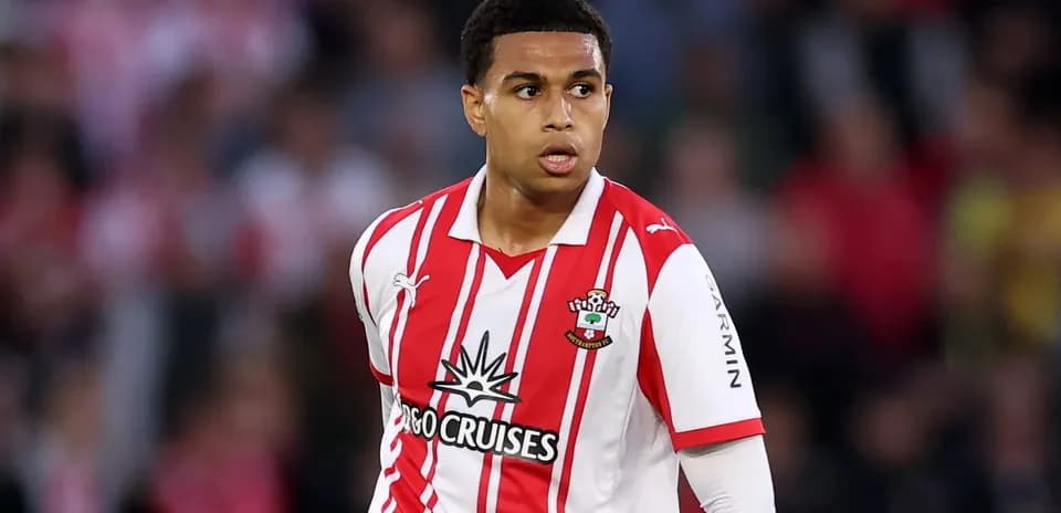 Futbolchi Southampton formasida o'yinda