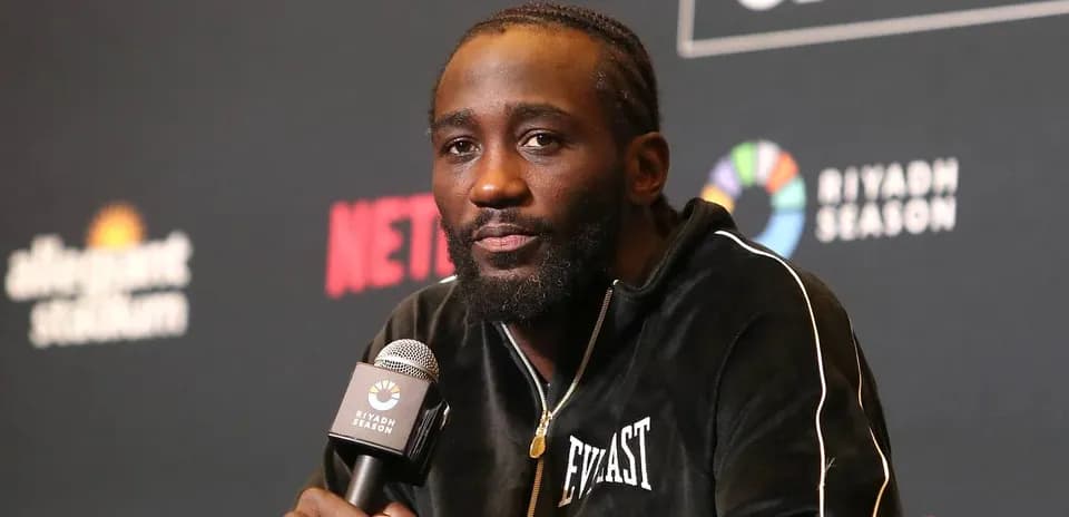 Bokschi matbuot anjumanida nutq soylayotgan sportchi