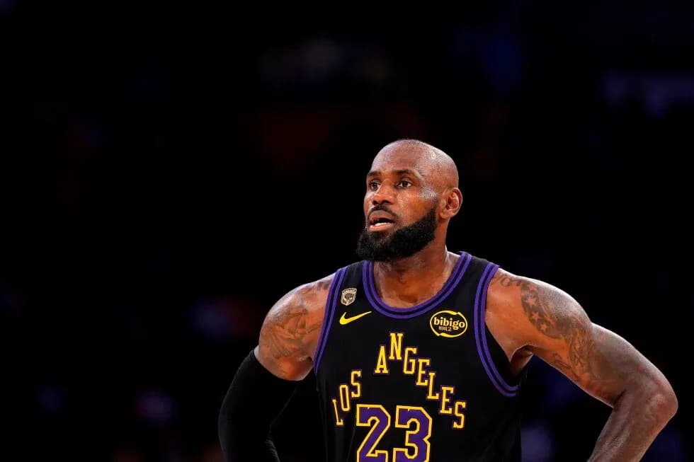 LeBron James in Los Angeles Lakers jersey during game