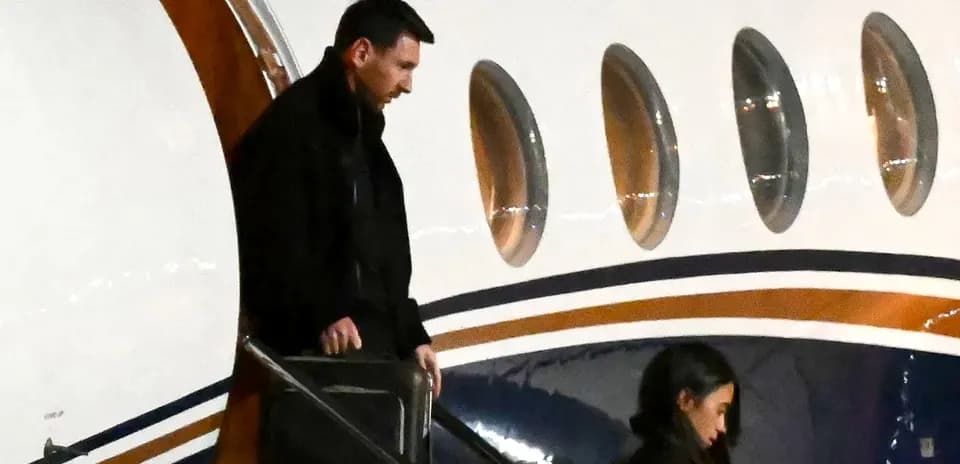 Messi descending steps from private jet