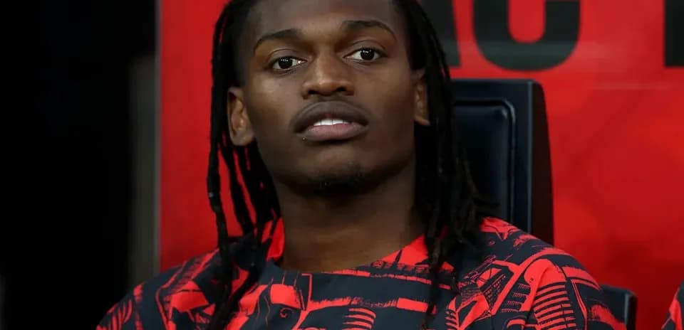 Futbolchi benchda o‘tirgan, AC Milan formasi