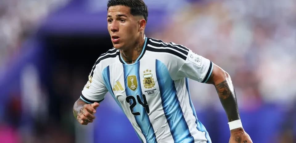 Futbolchi Argentina formasi bilan maydonda harakatda