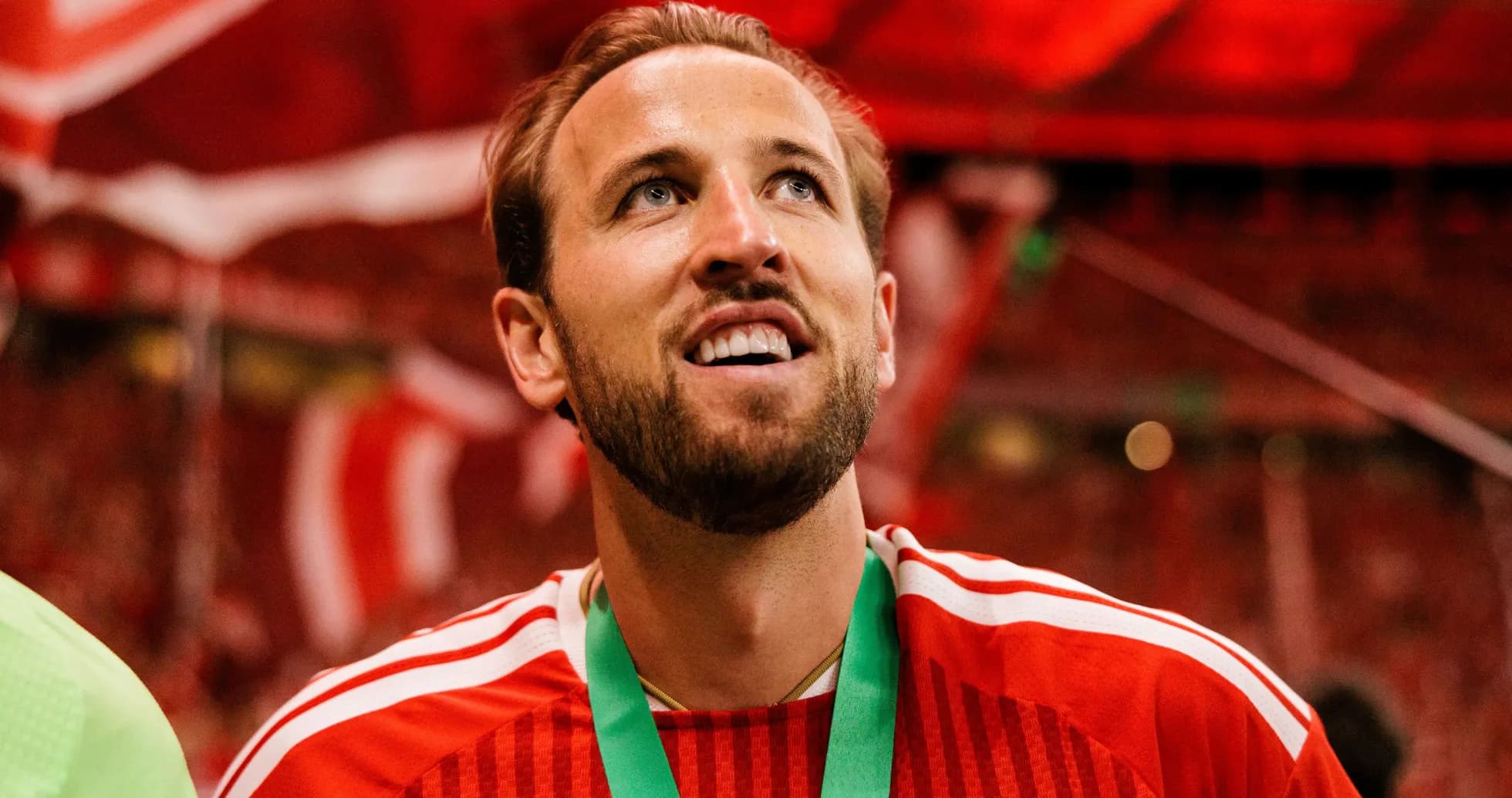 Futbolchi qizil maykada medal taqib turibdi