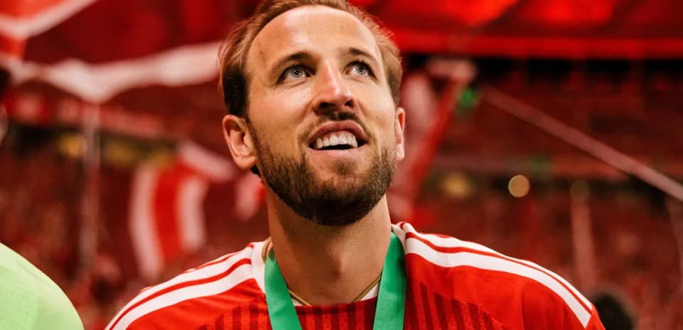 Futbolchi qizil maykada medal taqib turibdi
