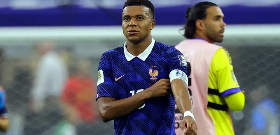 Futbolchi Kylian Mbappé o'yin davomida