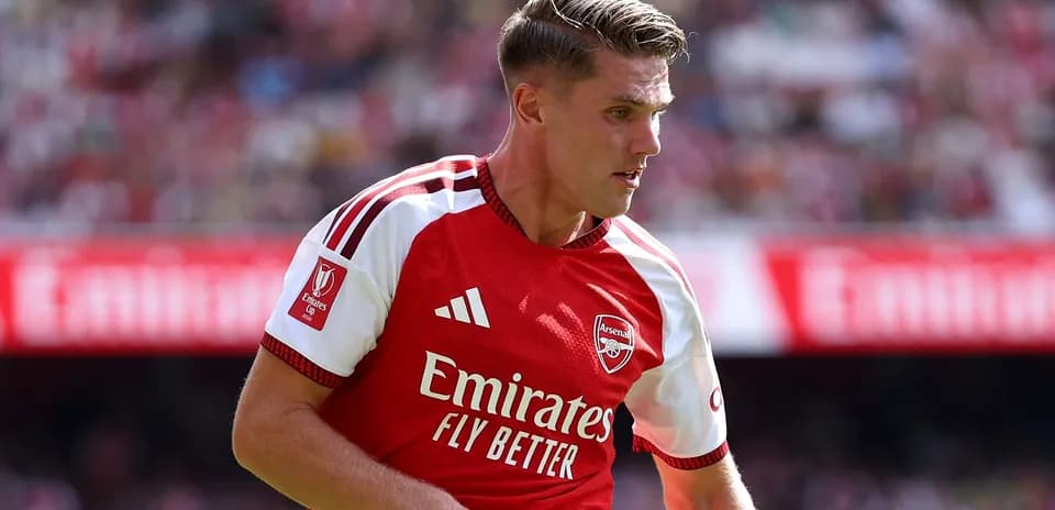 O'yinchi Arsenal formasida maydonda harakatlanmoqda