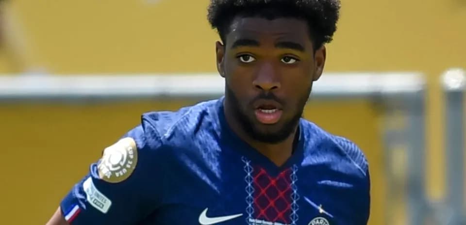Futbolchi PSG formasida maydonda harakatda