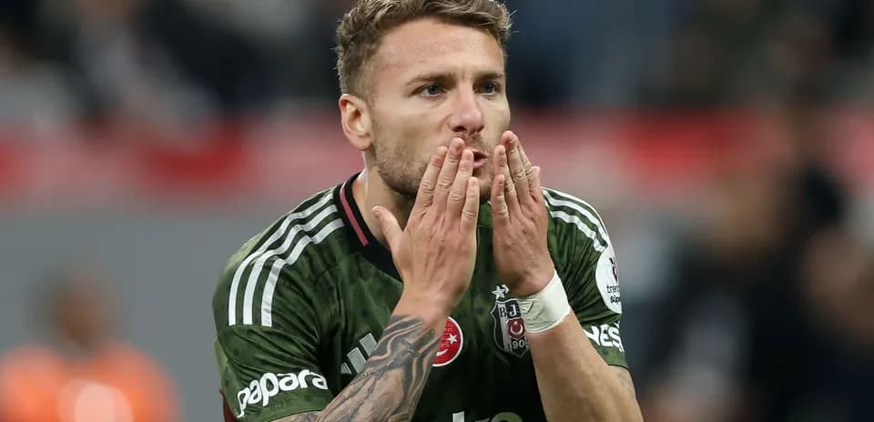 Futbolchi maydonda muxlislarga qizil yo'llar yuboradi