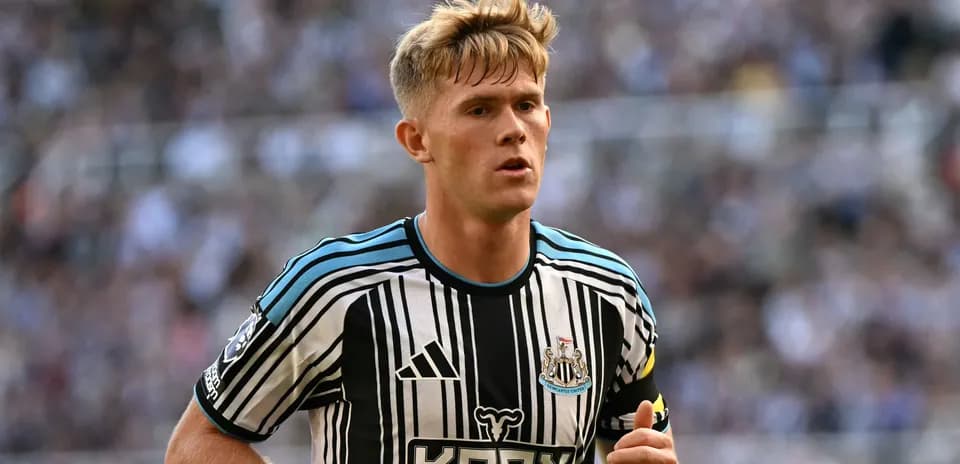 Futbolchi Newcastle United formasida maydonda harakatda
