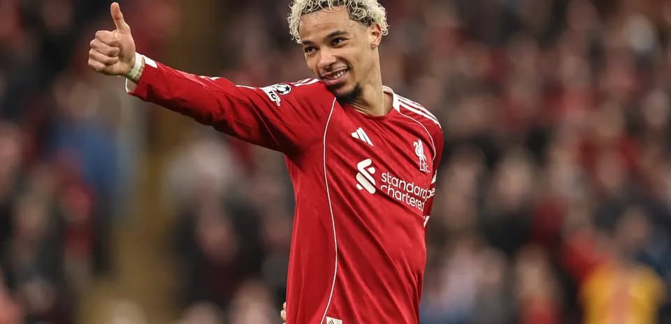 Futbolchi Liverpool formasida maydonda tabrik qiladi