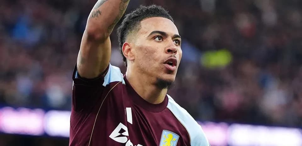 Futbolchi gol urish harakatida jamoa libosida
