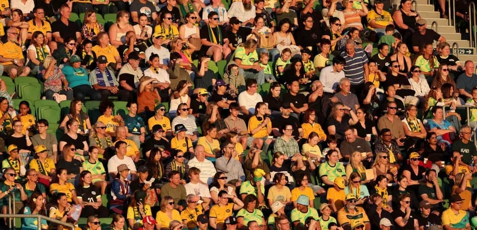O‘zbekiston tomoshabinlari stadionda o‘tirishmoqda