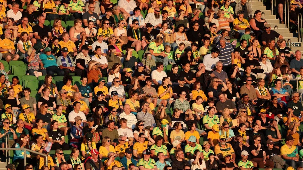 O‘zbekiston tomoshabinlari stadionda o‘tirishmoqda