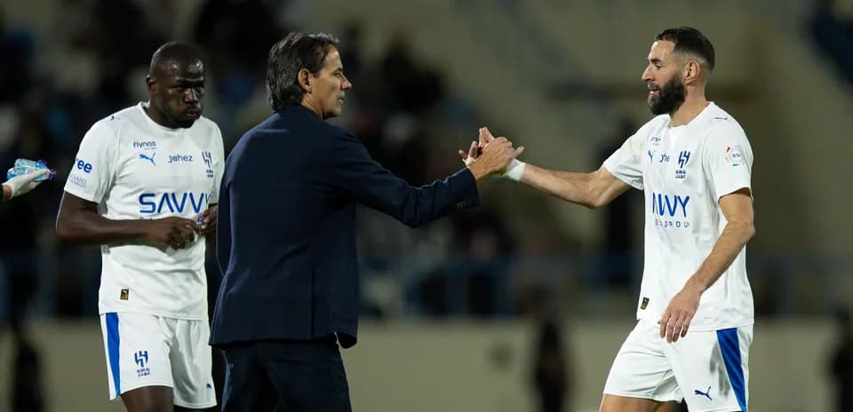 Trener futbolchi bilan quchoqlashmoqda o'yin davomida