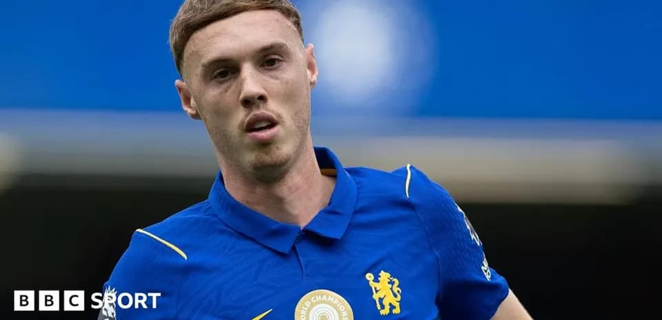 Futbolchi Chelsea formasida maydonga chiqmoqda