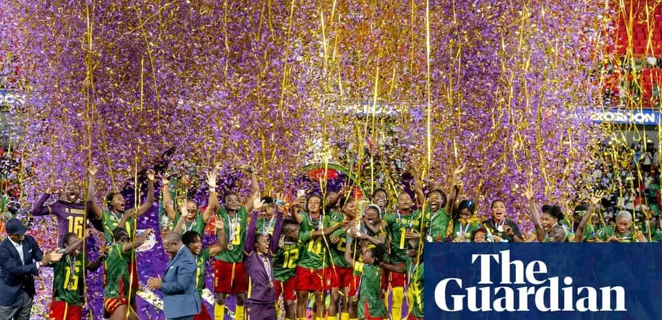 Kamerun terma jamoasi kubokni ko'tarib turibdi
