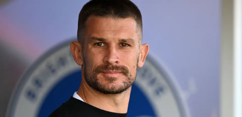 Futbolchi murabbiy bilan intervyu davomida