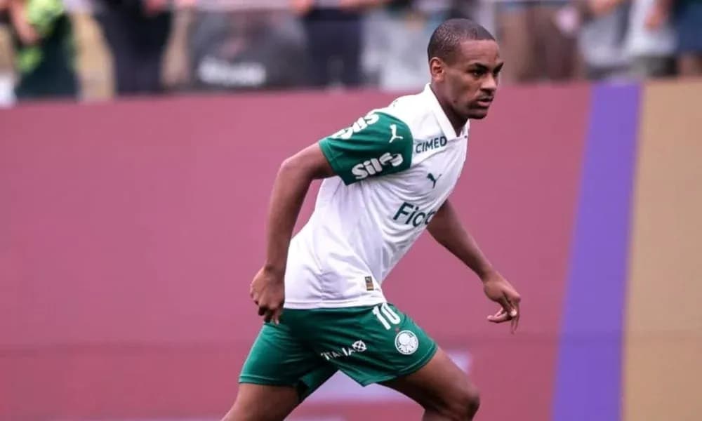 Futbolchi maydonda harakatda, Palmeiras formasi kiygan