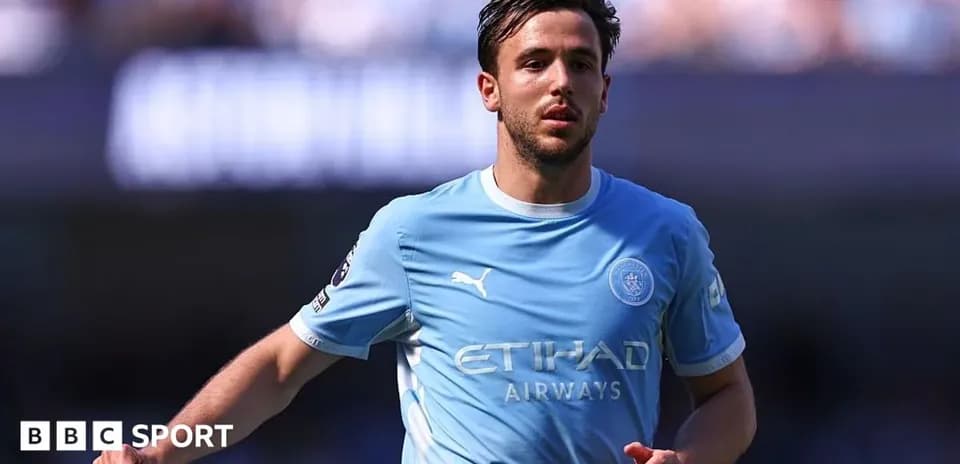 Futbolchi maydonda Manchester City formasida harakatda