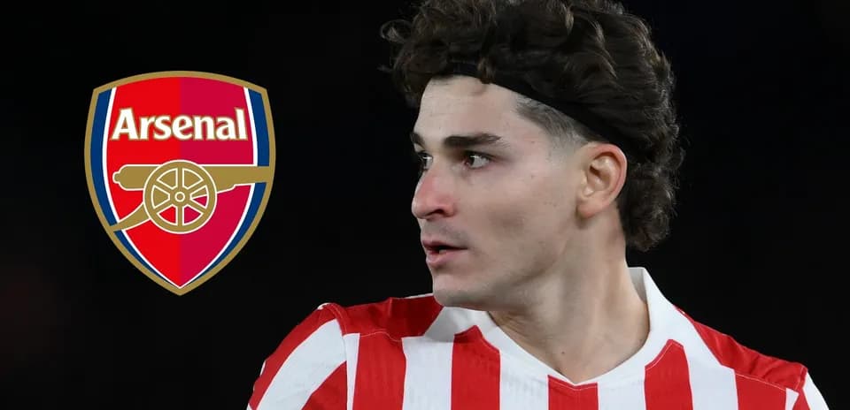 Futbolchi Arsenal logosi bilan qiyofada