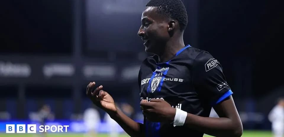 Futbolchi maydonda qo'llarini harakatlantirmoqda