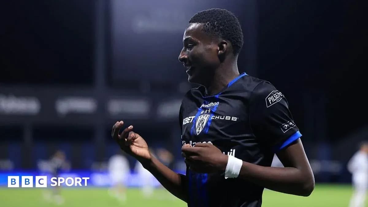 Futbolchi maydonda qo'llarini harakatlantirmoqda