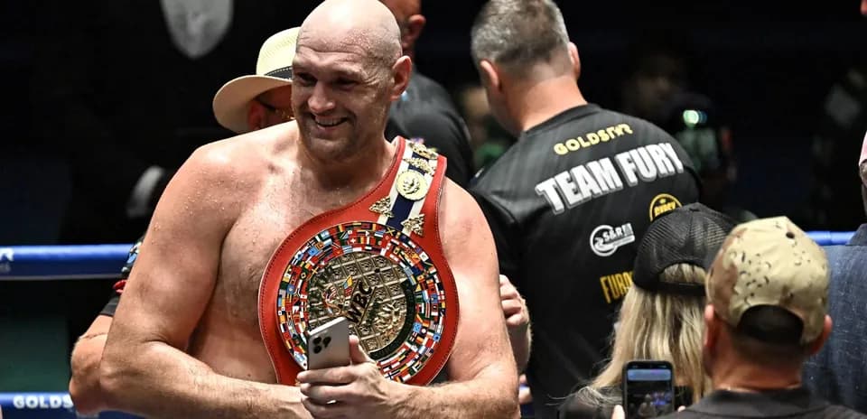 Bokschi Tyson Fury, chempionlik kamarini ko'tarib turibdi