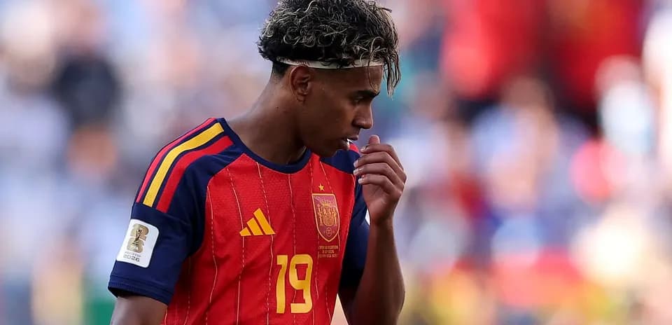 Futbolchi Ispaniya formasida, o'ylab turibdi