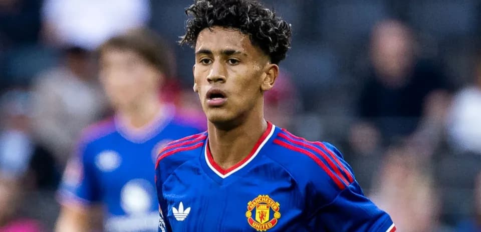Futbolchi Manchester United formasida maydonda