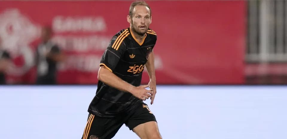Futbolchi maydonda harakatda, Ajax formasida