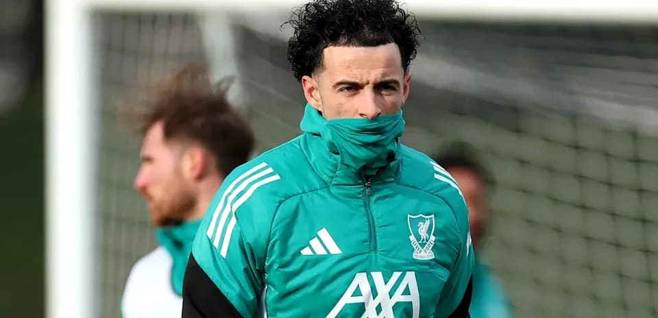 Futbolchi treningda, ko'kragida sharf bilan