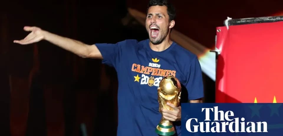 Futbolchi jamoa a'zosi kubokni ko'tarib turibdi