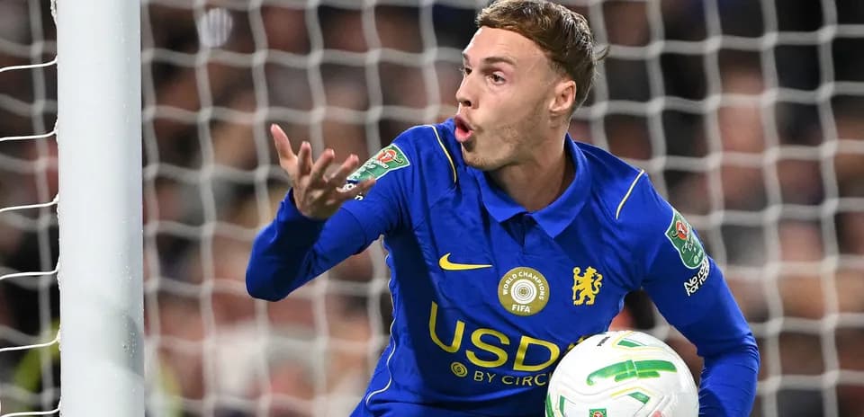 Futbolchi to'pni ushlab, jamoasiga ko'rsatma bermoqda