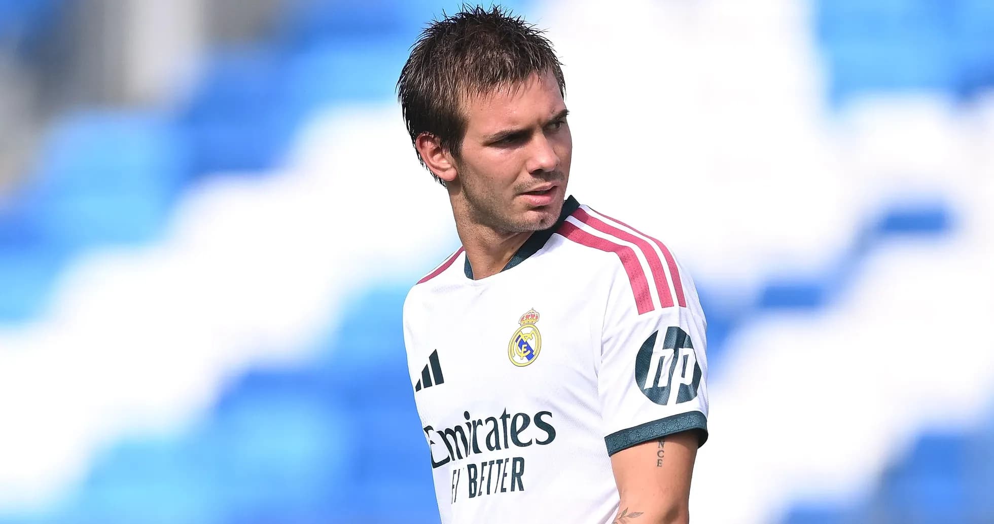 Futbolchi Real Madrid formasida maydonda