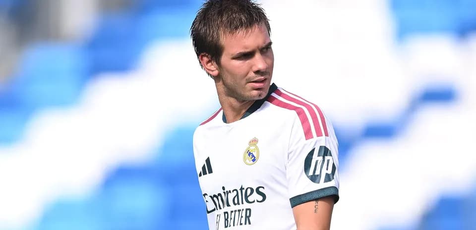 Futbolchi Real Madrid formasida maydonda