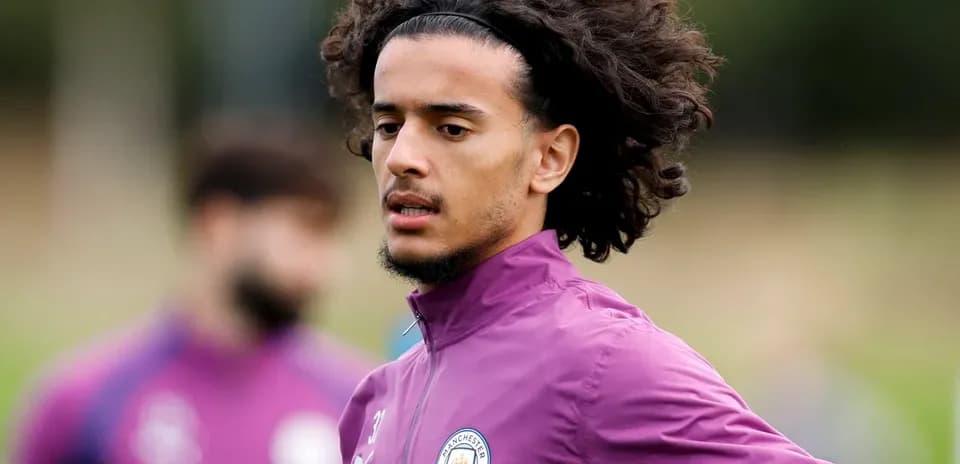 Futbolchi mashg'ulotda, Manchester City formasi kiygan