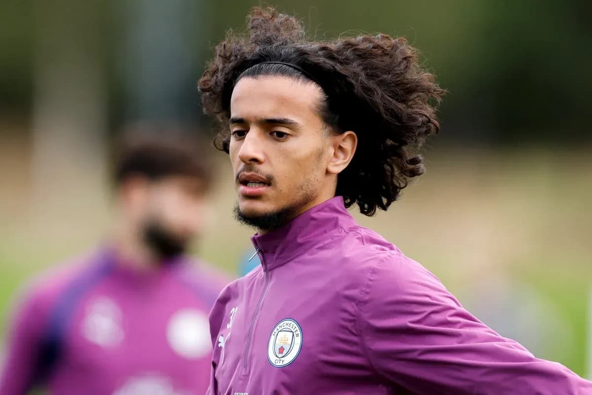 Futbolchi mashg'ulotda, Manchester City formasi kiygan