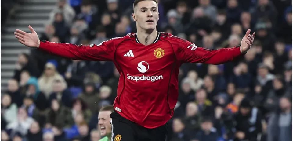 O'yinchi gollarini nishonlayotgan Manchester United formasida