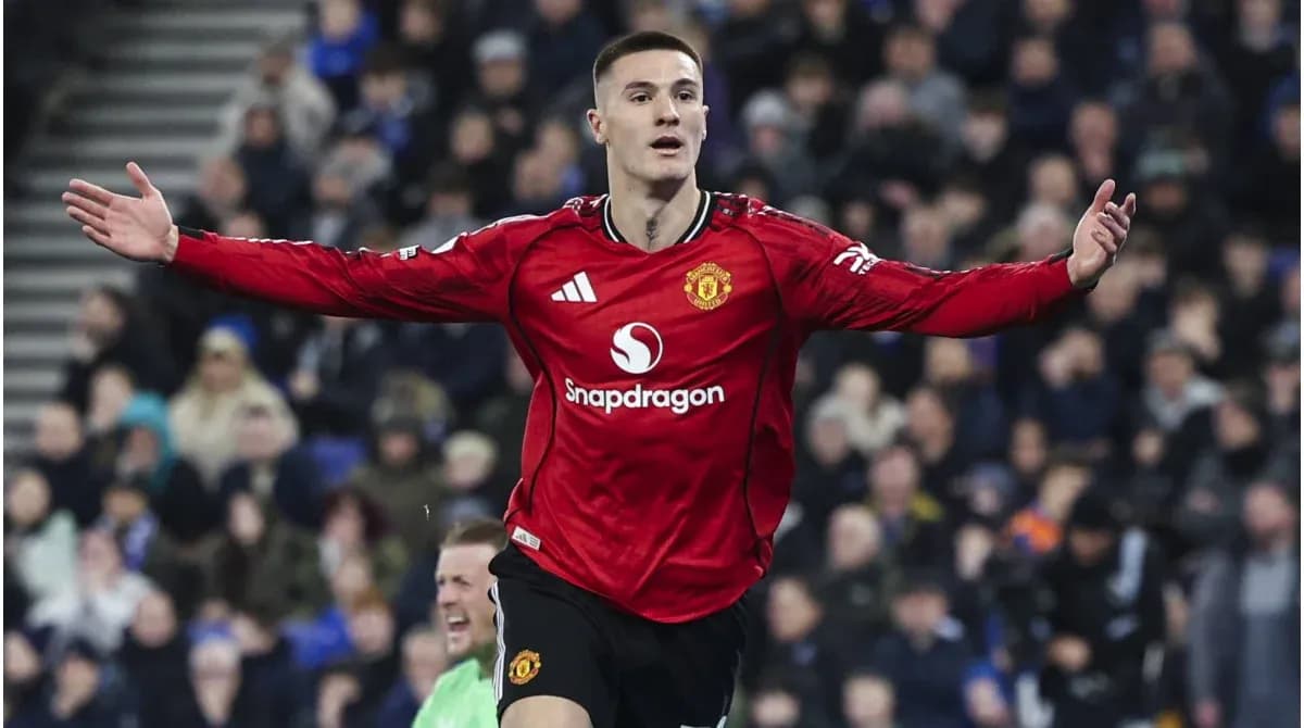 O'yinchi gollarini nishonlayotgan Manchester United formasida