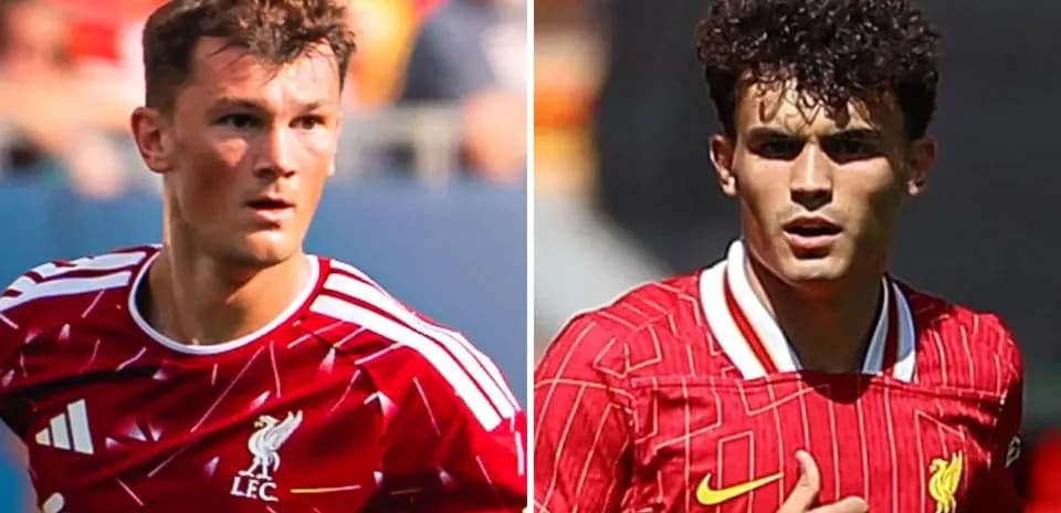 Ikkita futbolchi Liverpool formasida harakatda